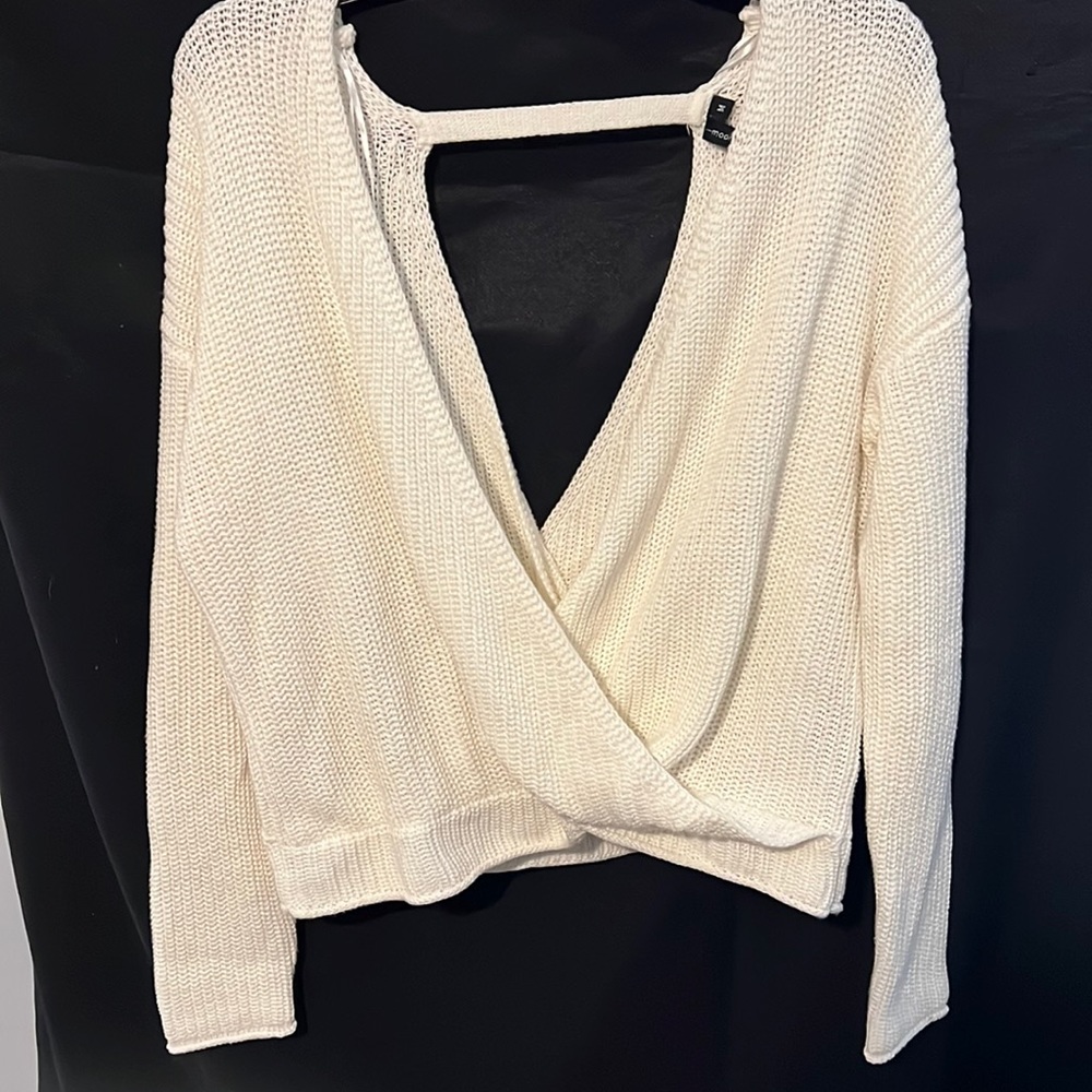Adorable cropped sweater! Size m